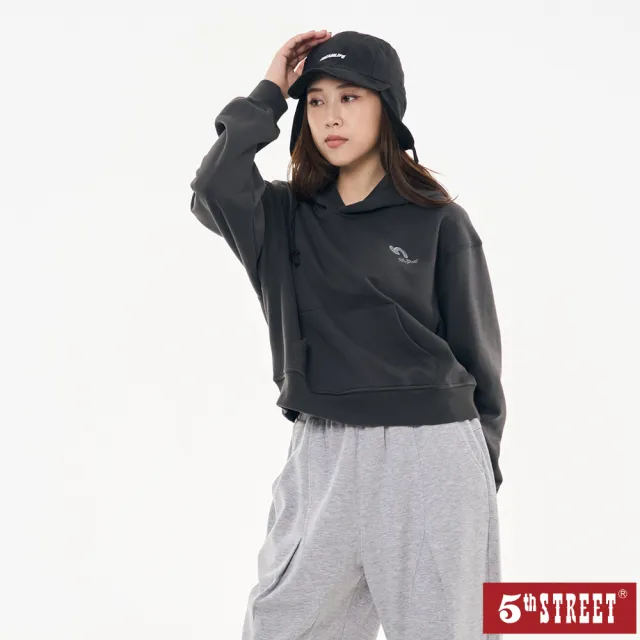 【5th STREET】女裝 長袖 logo 連帽t 短版上衣 帽t 深灰(561000)