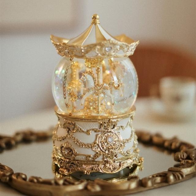 【JARLL 讚爾藝術】華麗金 旋轉木馬 水晶球音樂盒(燈光效果)