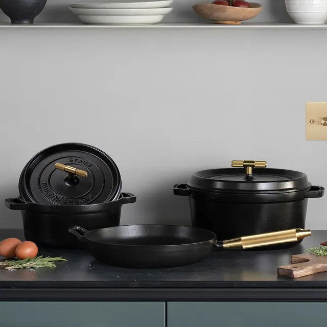 【法國Staub】B+P聯名圓形琺瑯鑄鐵鍋24cm-金色造型鍋蓋頭(德國雙人牌集團官方直營)