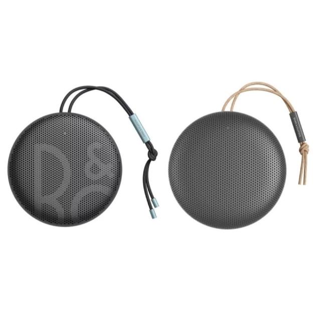 B&O Beosound A1 2nd B&O Beosound A1 2nd 世代攜帶型藍芽喇叭,輕巧僅0.6公斤,尺寸4.6x13.3cm,支援防潑水設計與Bluetooth藍芽連線,提供ALL IN ONE全方位音效體驗。多色組合選擇,配件包含USB-C轉USB-A線與快速使用手冊。BSMI R32424及NCC CCAK20LP0060T3認證,中國製造,主機2年有限保固。完美適合戶外或日常使用的高解析多媒體喇叭。