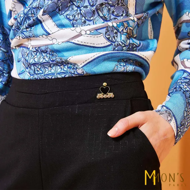 【MON’S】高雅愛心腰飾輕盈直筒褲