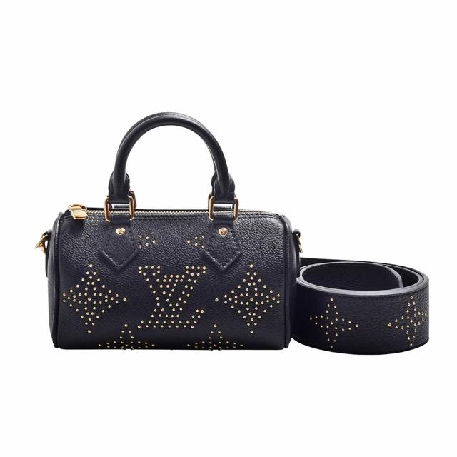 LV LOUIS VUITTON路易威登 M46745 經典 Nano Speedy 系列 Empreinte 壓紋牛皮金色鉚釘手提 LV M46745 經典 Nano Speedy 系列 Empreinte 壓紋牛皮金色鉚釘手提包,具備可調節肩帶,多種攜帶方式,為經典 Speedy 包款的迷你版本,設計獨特,LV 金色鉚釘細節增添高階感,結帳享85折再享0利率,適合日常出勤與休閒搭配。