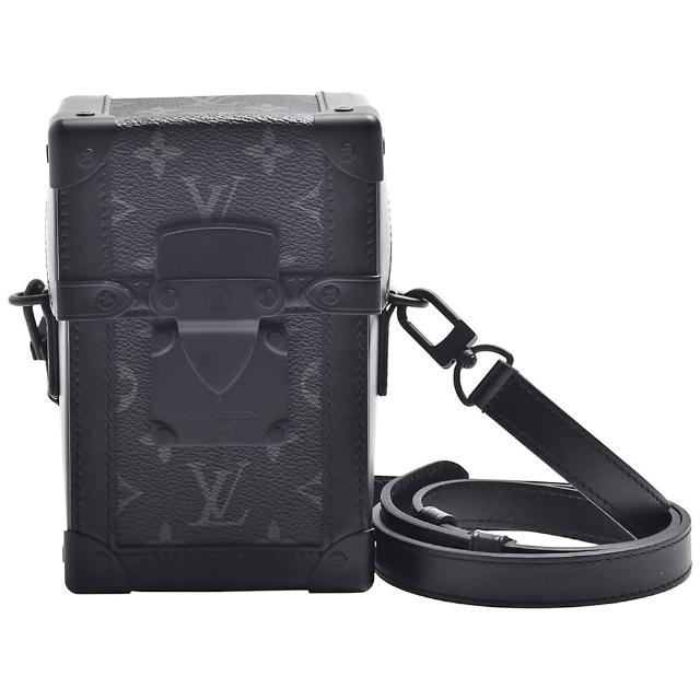 LV LOUIS VUITTON路易威登 M82077 經典直立式 Monogram Eclipse 塗層帆布硬箱釦式斜背包 LV LOUIS VUITTON 路易威登 M82077 經典直立式 Monogram Eclipse 塗層帆布硬箱釦式斜揹包,採用經典Monogram花紋設計,搭配鉚釘與包角裝飾,展現硬箱風格。配有可拆卸背帶,可肩背或斜挎,實用與時尚兼具。結帳享85折優惠,再享0利率,是日常出勤與休閒出遊的理想選擇。