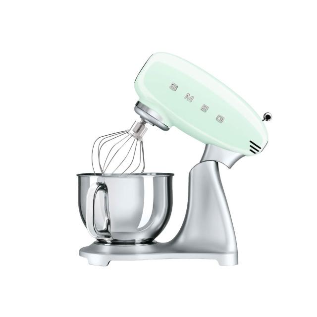 SMEG 義大利經典攪拌機,主體設計,容量達 4.1-5L,適閤家用烘焙與料理。搭載 401W~600W 強勁馬達,提供穩定效能,輕鬆打發奶油、揉麵團。復古優雅外型,增添廚房魅力。保固期 1 年(完成線上登入升級 2 年),限臺灣購買商品適用。保固不涵蓋不當操作、不正確電壓使用、自行改裝、人為損壞、天災等情形。超過保固期或特定情況維修需另收費用,請依說明書正確使用。 SMEG義大利 攪拌機