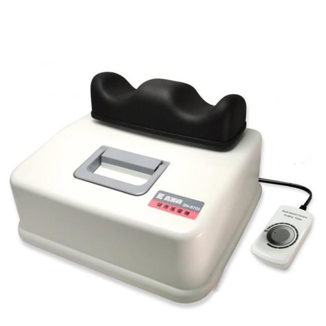  嘉麗寶 SN-9702 抖抖機/搖擺機，專為小腿、大腿、臀部設計的震動式按摩神器，臺灣原裝製造米色系，尺寸35×30×24cm，重量僅5kg，插電式電源110V/60Hz，40W低功率運作，無遙控器操作簡單，1年保固。舒緩下肢疲勞，提升迴圈，適合居家使用，BSMI無須檢驗安全可靠。 
