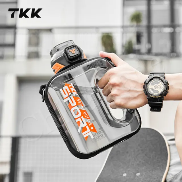 【TKK】美國進口Tritan邁噸系列 手提+背帶 直飲+吸管大容量 運動水壺1000ML-任選(附背帶)