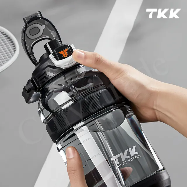 【TKK】美國進口Tritan戶外攀峰 手提+背帶 直飲+吸管大容量 運動水壺1200ML-任選(附背帶)