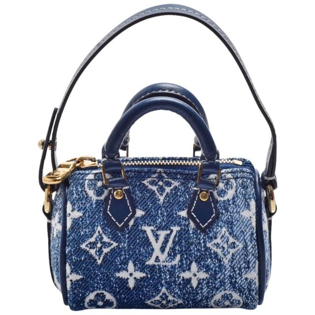 LV LOUIS VUITTON路易威登 M00546 經典 Speedy Denim 系列棉丹寧超迷你手提小包 LV M005446 經典 Speedy Denim 系列棉丹寧超迷你手提小包,採用丹寧布製成並織有 Monogram 圖案,展現經典 Speedy 系列的簡約設計與高質感。包款小巧實用,可作為手提包或包飾使用,亦可搭配鑰匙圈,是時尚與實用兼具的精品配件。結帳享85折再享0利率,適合追求時尚與品質的消費者。