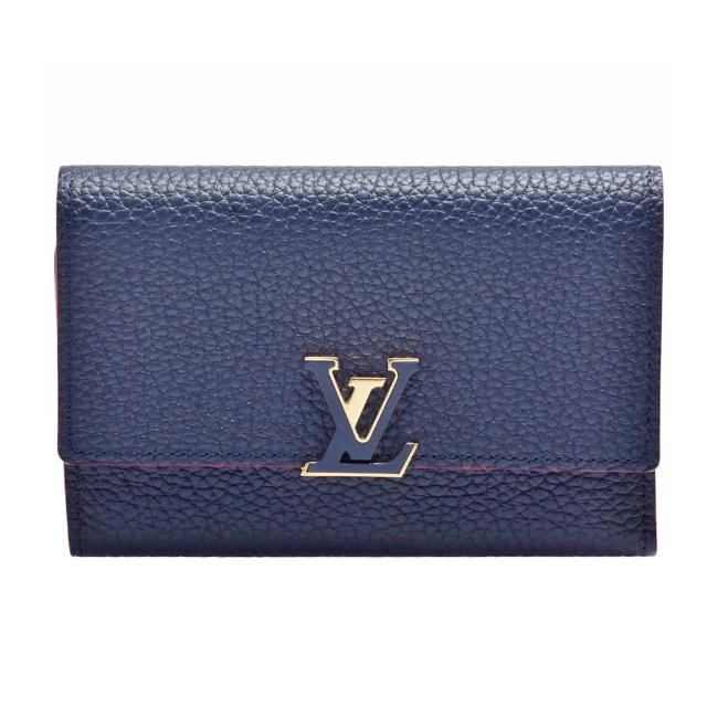 LV LOUIS VUITTON路易威登 M63741 經典 Capucines 系列 Taurillon 皮革釦式短夾 海軍藍 柔軟Taurillon皮革打造的LV M63741經典Capucines系列釦式短夾,綴以皮革覆面LV標誌,多夾層空間設計實用性佳,優雅錢包造型,結帳85折再享0利率,適合日常使用與收藏。