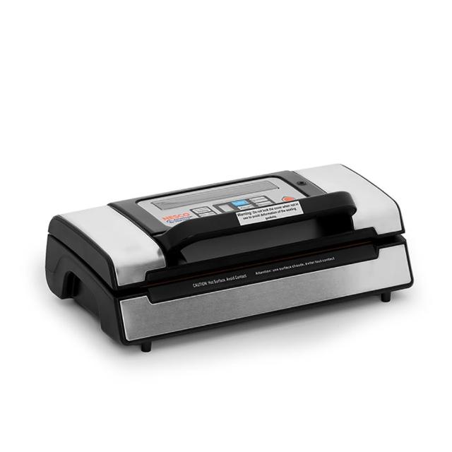 NESCO 美國 VS-12 真空包裝機，專業家用食品儲存神器！尺寸 40.3x20.3x15cm，重量僅 2800g，輕巧易用。內建醃漬模式與真空調速功能，快速密封新鮮食材，延長儲存期限。配件包含保證書、中文說明書及真空卷，中國原裝生產，享 1 年保固。適合廚房料理、肉類醃製，選 NESCO VS-12，保鮮更安心！