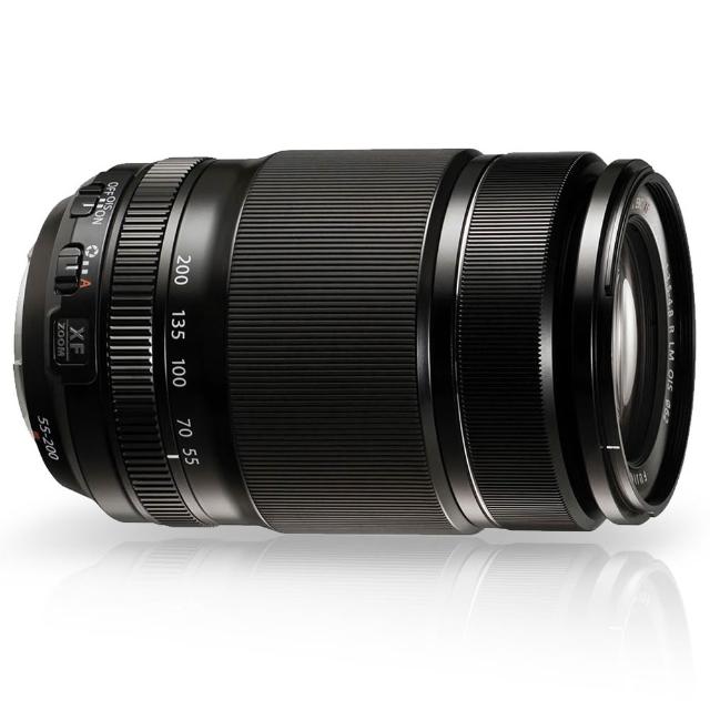 FUJIFILM 富士軟片 XF 55-200mm F3.5-4.8 R LM OIS 是一款專業望遠變焦鏡頭，提供 55-200mm 焦段，適合拍攝遠距景物與細節。配備線性馬達 (LM) 與光學防手震 (OIS) 系統，確保影像清晰穩定。專為 Fujifilm X-Mount 無反相機設計，支援高畫質表現。公司貨正品保證，完美搭配 X 系列機身，提升您的攝影創作。