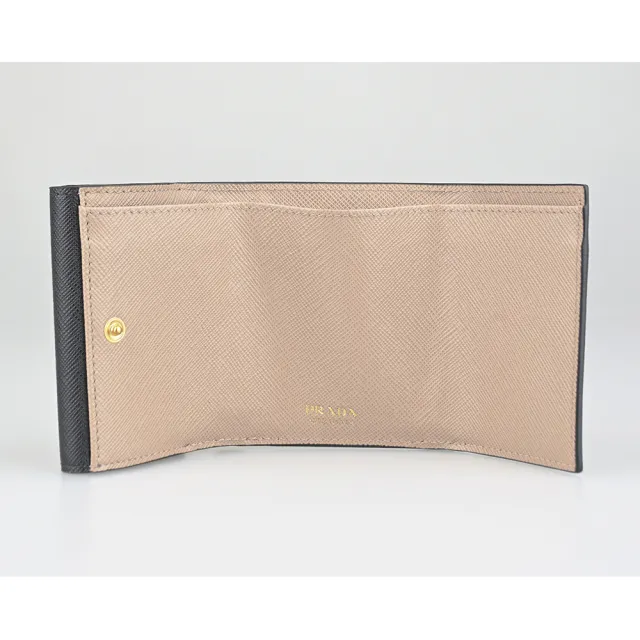 【PRADA 普拉達】PRADA Saffiano金字LOGO撞色設計防刮牛皮3卡壓釦式三折短夾(小/黑x粉紅)