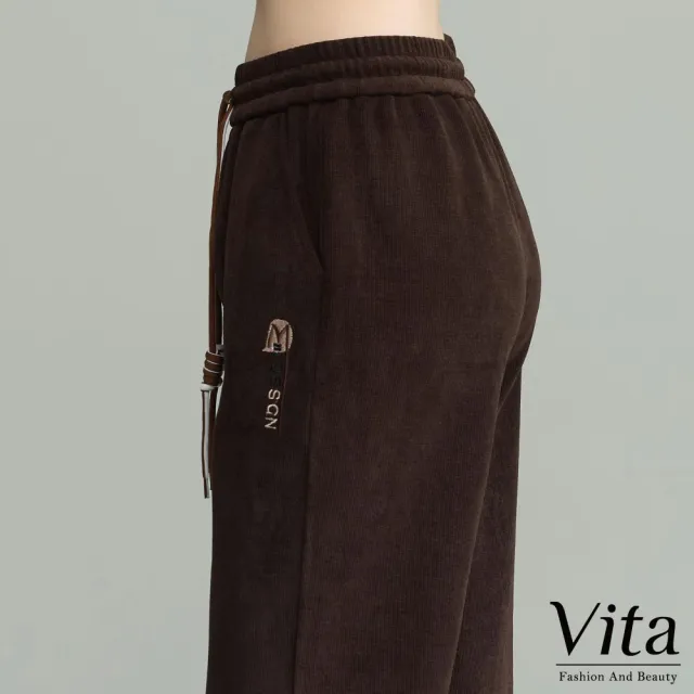 【MYSHEROS 蜜雪兒】VITA 束口造型長褲 鬆緊抽繩腰頭 英字繡羅紋(咖啡)
