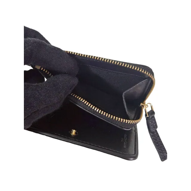 【MARC BY MARC JACOBS】MARC JACOBS 新款荔枝紋白字LOGO牛皮扣式短夾黑色(七夕情人節)