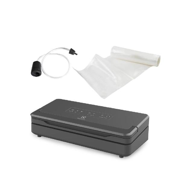 Electrolux 伊萊克斯 EA6VS1-6AG 真空包裝機,專業家用食品儲存神器!尺寸長130 x 寬460 x 高210 mm,重量僅2.5kg,輕巧易收納。中國原產地,享1年保固。強力真空密封,延長食材新鮮度,適合蔬果肉類儲存。操作簡單,一鍵真空,保持廚房乾淨整潔,提升生活便利。 Electrolux伊萊克斯 EA6VS1-6AG