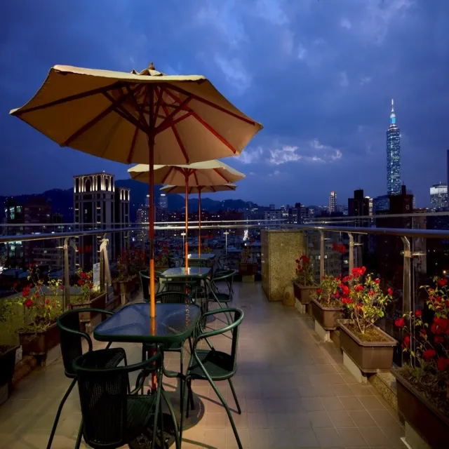 首都大飯店松山館｜新春特惠！寒假不加價★2大1幼標準客房純住宿(饒河夜市正對面)