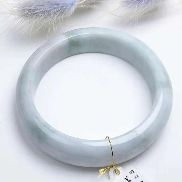 【玉我翡翠】翡翠手鐲 淡飄花寬版 平安鐲 手圍17.2mm M23257 緬甸A貨翡翠(精美包裝禮盒出貨/天然A貨翡翠)