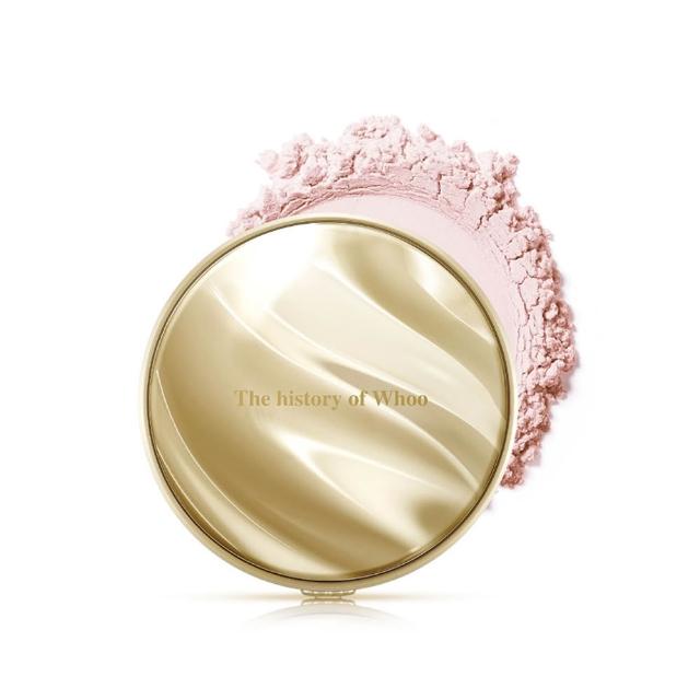 Whoo後 拱辰享美金鐏玉帛珍珠蜜粉,結合韓國傳統美學與現代科技,以珍珠、玉帛等天然成分為基底,提供輕盈持久的完美妝效。其獨特配方能有效遮蓋瑕疵,同時保有肌膚透氣性,適合各種膚質使用。這款蜜粉不僅具有高遮瑕力,還能讓肌膚看起來更加柔嫩與光澤,是追求自然美肌的必備化妝品。 whoo后 拱辰享美金鐏玉帛珍珠蜜粉