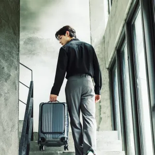 【Deseno 笛森諾】尊爵傳奇V-20吋前開式拉鍊行李箱(鈦灰)