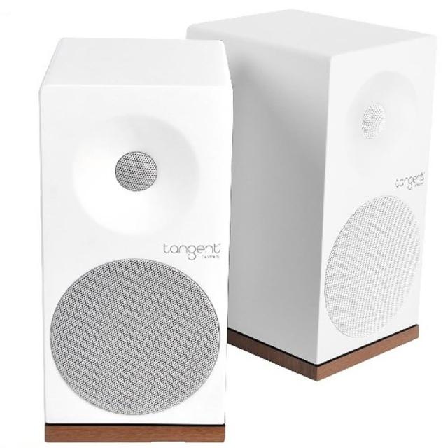 Tangent SPECTRUM X5 是英國知名音響品牌 Tangent 的旗艦立體聲系統，結合先進數位訊號處理與經典類比設計，提供高解析度音質體驗。搭載 X5 擴大機模組，支援藍芽、USB 與光纖等多種輸入介面，適合音樂愛好者打造專業級居家 Hi-Fi 音響環境。精緻鋁合金外殼美觀耐用，有效抑制振動，提升音訊純淨度。無論播放 CD、串流音樂或連線電視，都能帶來沉浸式環繞聲效，滿足您的 Hi-Fi 需求。