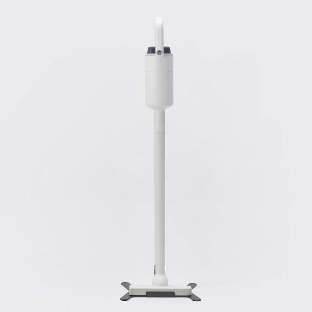  正負零 ±0 XJC-G040 無線吸塵器，輕巧僅1.2kg，支援手持式與直立式雙模式使用，0.45L大容量可洗式集塵筒易清潔，配備HEPA濾網有效過濾微塵與過敏原。中國製造，白色系/灰色系顏色選擇，充電2.5小時續航持久，適用110~220V電壓，電線長度1.8M，含原廠保證書，保固1年，BSMI認證R55605，適合居家日常清潔首選。 