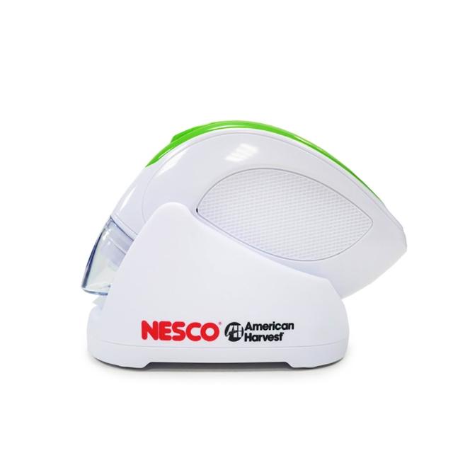 NESCO VS-09HH 真空包裝機內建大容量電池，力強耐用，附贈同廠牌真空包裝袋4個。建議使用NESCO專利真空包裝袋以確保最佳使用效果。本機採用塑膠材質，尺寸為17x7x5x12cm，電壓依實際包裝所示，消耗功率為108W，本體重量約634g，產地為中國。