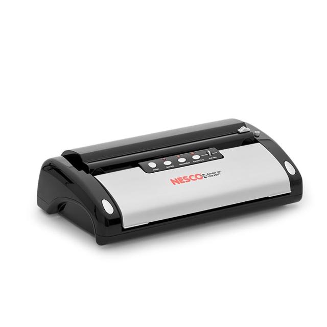 NESCO美國 VS-02 NESCO VS-02真空包裝機是美國品牌的高效能家用食品儲存工具,尺寸45.5*22.5*12cm,重量僅2200g,便於操作與收納。配件包含保證書、中文說明書、真空卷及真空袋,讓您輕鬆密封新鮮蔬果、肉類,避免氧化變質。產地中國,享1年保固,適合廚房日常使用,提升食物儲存效率,是真空包裝機的最佳選擇。
