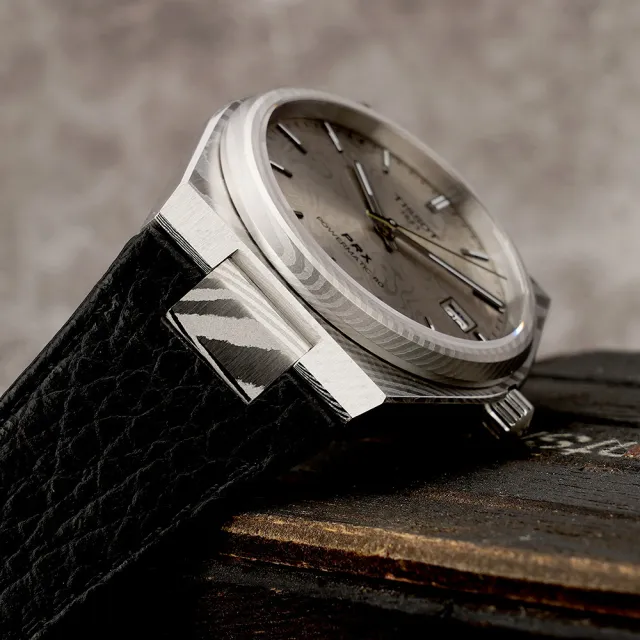 【TISSOT 天梭】大馬士革鋼PRX系列機械錶-銀x黑/38mm 送禮 禮物 推薦(T1378079608100/T137.807.96.081.00)