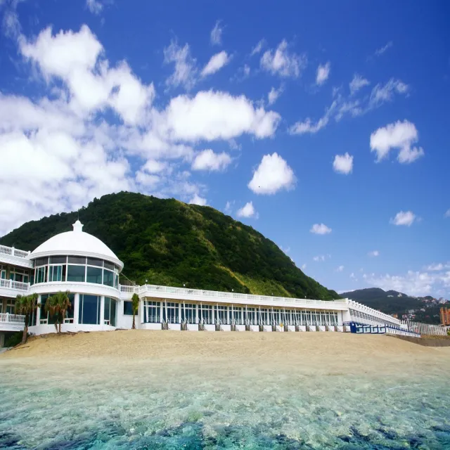 【白宮行館沙灘渡假村】露臺直通沙灘-奢華海景家庭房含早(無敵海景+美肌溫泉+獨立車庫)