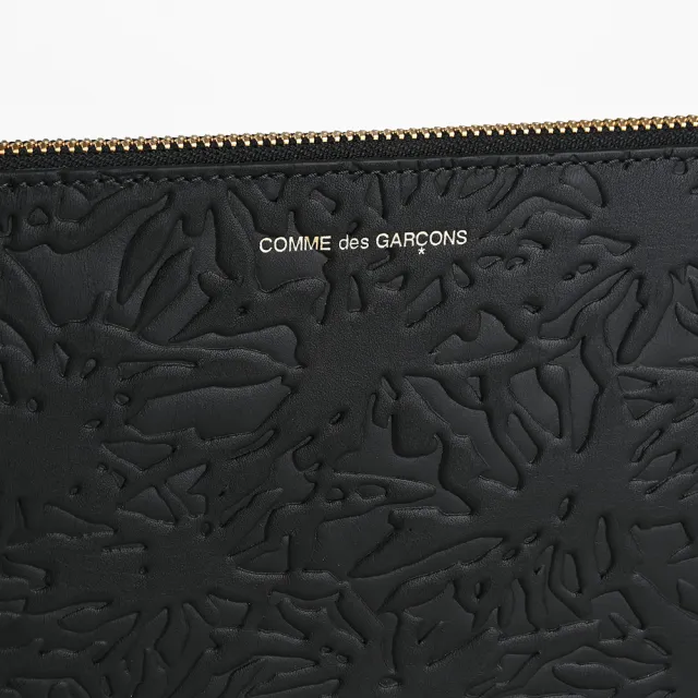 【Comme Des Garcons CDG】川久保玲壓花拉鍊手拿包(黑)