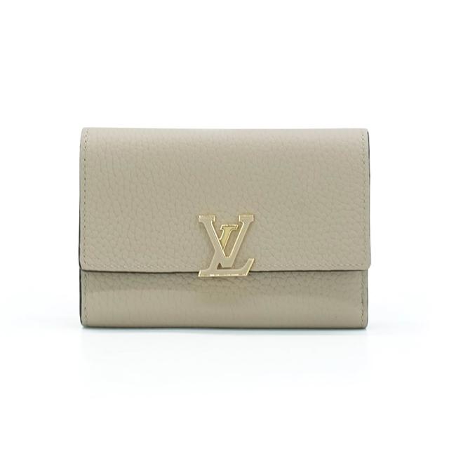 全新 LOUIS VUITTON 路易威登 M62159 經典 Capucines 系列短夾，採用高階 Taurillon 皮革製成，裸色系設計優雅時尚，釦式開口方便使用。內附原廠防塵袋與包裝盒，尺寸為 13.5 x 9.5 x 1.5 公分，適合女性日常攜帶，內部有 11 個夾層，提供充足的收納空間。