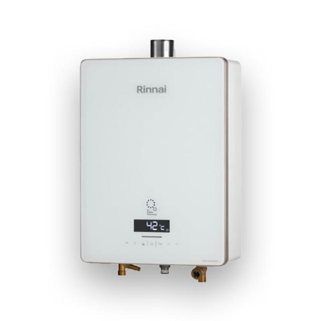  Rinnai 林內 RUA-UC1628WF 瓦斯熱水器，臺灣製造，FE強制排氣式設計，數位恆溫控制，電子式連續點火，熱水放出量達16L，熱效率83.0%，能源效率第二級。尺寸350×575×180mm，重量15kg，110V電壓，1年保固，BSMI許可字號R41095。適閤家庭使用，提供穩定熱水，安全高效。 