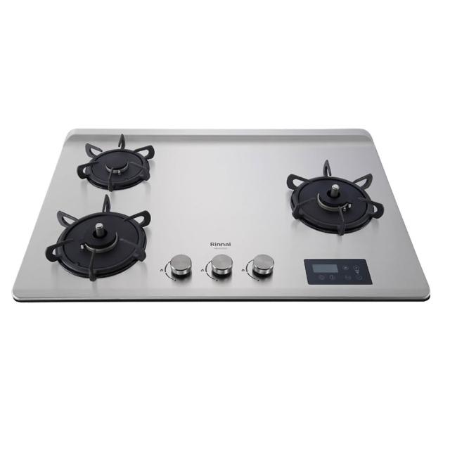 Rinnai 林內 RB-A3760 三口瓦斯爐,臺灣原裝製造,採用耐熱強化玻璃爐臺與傳統外擴火焰爐頭,提供高效熱傳導與安全烹飪體驗。電子連續點火設計,使用 DC 1.5V 電池電源,瓦斯消耗量 9~10kW,符合第一級能源效率。挖孔尺寸 725x465mm(適用 R85-R113 圓角),機體尺寸 770x87x520 mm,BSMI 許可字號 R41095,天然瓦斯氣別,1 年保固,標準安裝。適合現代廚房,提升烹飪效率與安全性,是家庭必備的瓦斯爐首選。 Rinnai林內牌 RB-A3760