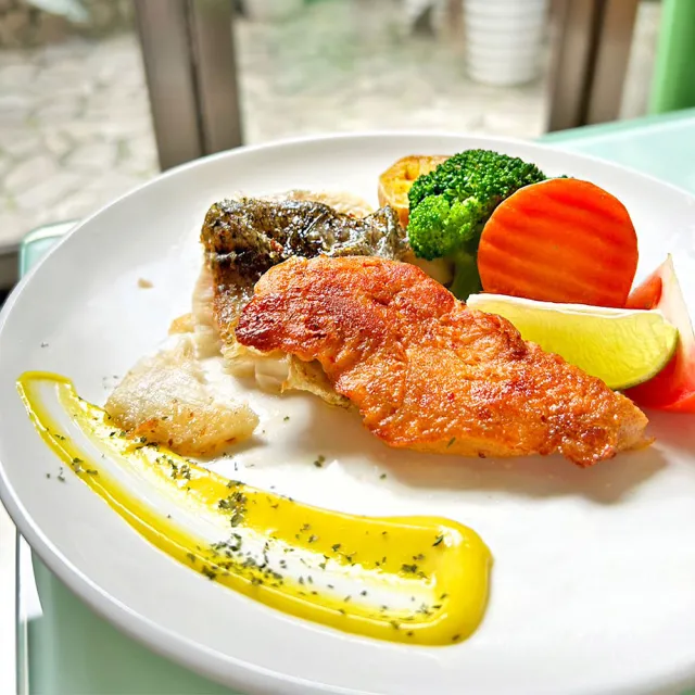 【桃園蜜月世紀大飯店】假日不加價!精緻雙人房一泊一食