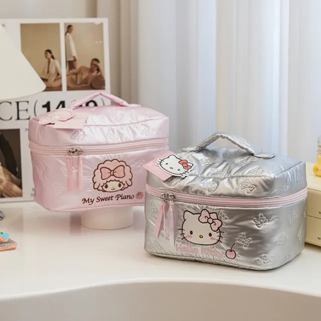 【SANRIO 三麗鷗】雙11 凱蒂貓彼安諾刺繡手提化妝包 (Hello kitty/Piano)