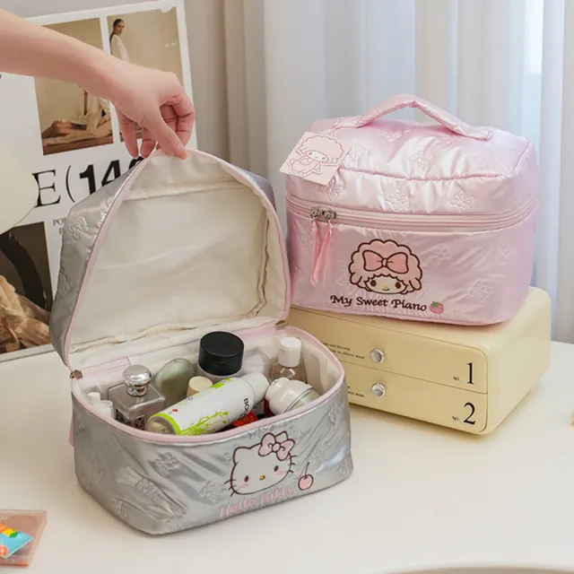 【SANRIO 三麗鷗】雙11 凱蒂貓彼安諾刺繡手提化妝包 (Hello kitty/Piano)