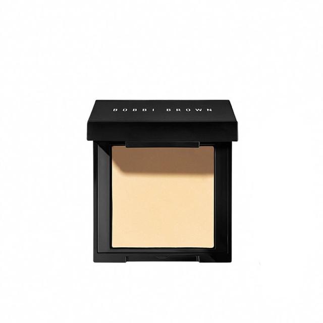 BOBBI BROWN 芭比波朗 輕隱毛孔柔焦蜜粉餅，專為臉部設計，適合各種膚質使用。採用高品質配方，輕盈覆蓋肌膚，有效隱藏毛孔與細紋，打造自然柔焦妝效。產地依商品包裝顯示，儲存期限為3年，請詳見產品包裝標示。