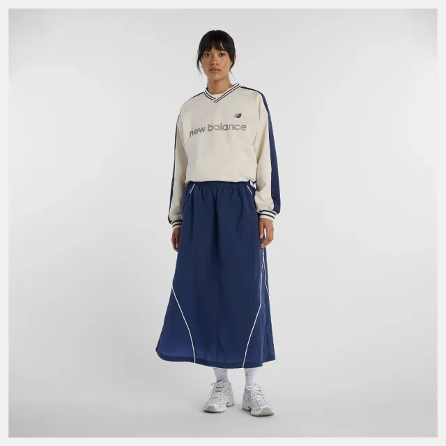 【NEW BALANCE】NB 長袖上衣 女 緞面 寬鬆版型 美規 杏 WT61145ILIN