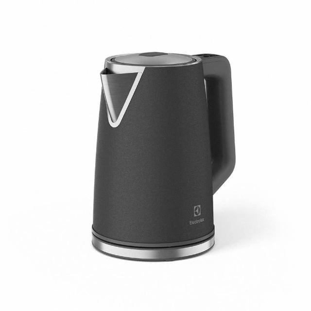Electrolux 伊萊克斯 E5EK1-51BP 電熱水壺,容量1.5L,採用304不鏽鋼內膽,安全耐用;功率1000W以上,快速沸騰,適閤家庭使用。尺寸長230 x 寬156 x 高240 mm,重量僅1.03 kg,輕巧便攜。電壓110V/60Hz,產地中國,保固1年,BSMI許可字號R33428。完美選擇您的廚房熱水需求,提升生活便利。 Electrolux伊萊克斯 E5EK1-51BP