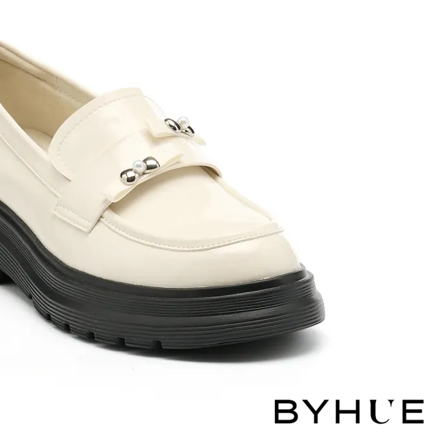 【BYHUE】可愛日常雙蝴蝶結漆超纖軟芯微Q底樂福厚底鞋(米白)