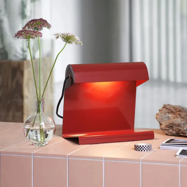 【北歐櫥窗】Vitra Lampe de Bureau 金屬檯燈（東洋紅、110V）