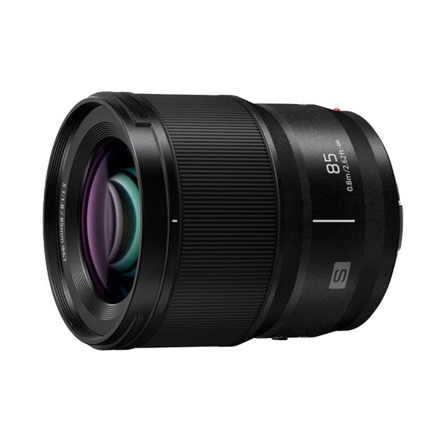  Panasonic 國際牌 LUMIX S 85mm F1.8 是一款專業標準定焦鏡頭，採用8組9片鏡片設計，最大光圈F1.8提供優異低光表現與淺景深效果，適合人像攝影。9片光圈葉片營造柔美虛化，對角線視角29°，放大倍率0.13x，輕巧僅355g，尺寸φ67 x 73.6mm，適用Panasonic LUMIX S系列相機。公司貨提供24個月保固，完美捕捉細膩影像細節。 