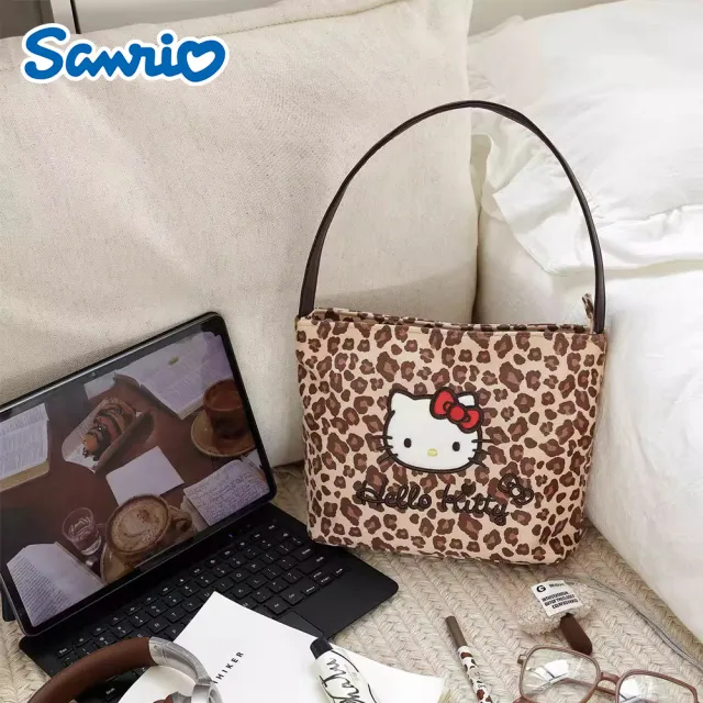 【SANRIO 三麗鷗】雙11 豹紋凱蒂貓手拎肩背包 HOBO包 (Hello Kitty)