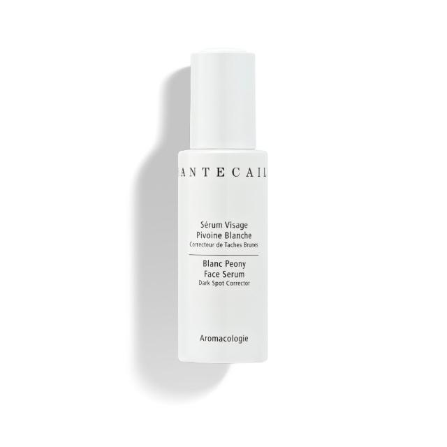 CHANTECAILLE香緹卡雪牡丹臻白透亮精華，專為追求透亮肌膚設計，富含雪牡丹萃取與多重美白成分，有效改善膚色暗沉，提升肌膚光采與透亮度，適合所有肌膚型別使用。