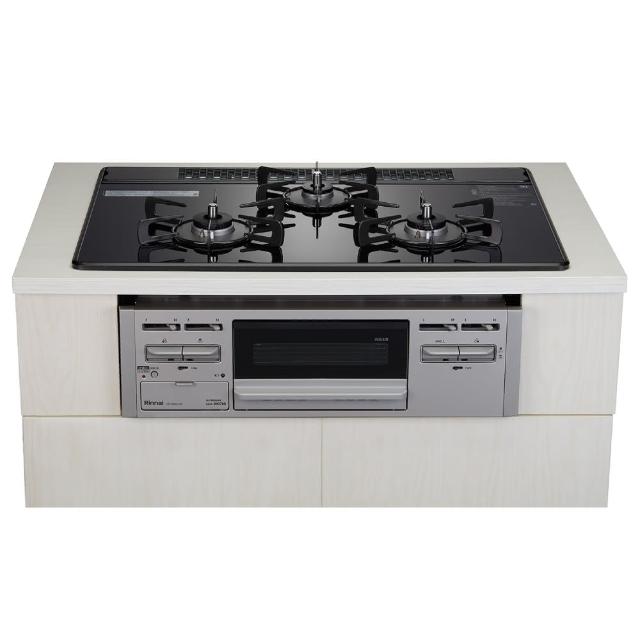 Rinnai 林內 RB-71AM5U32 三口瓦斯爐採用耐熱強化玻璃爐臺與鑄鐵爐頭，傳統外擴火焰設計提供穩定加熱。電子連續點火系統操作簡便，瓦斯消耗量10~11kW，適閤家庭廚房使用。產自其他國家，BSMI許可字號R41095，享1年保固，標準安裝服務。高效能源，耐用可靠，完美提升您的烹飪體驗。