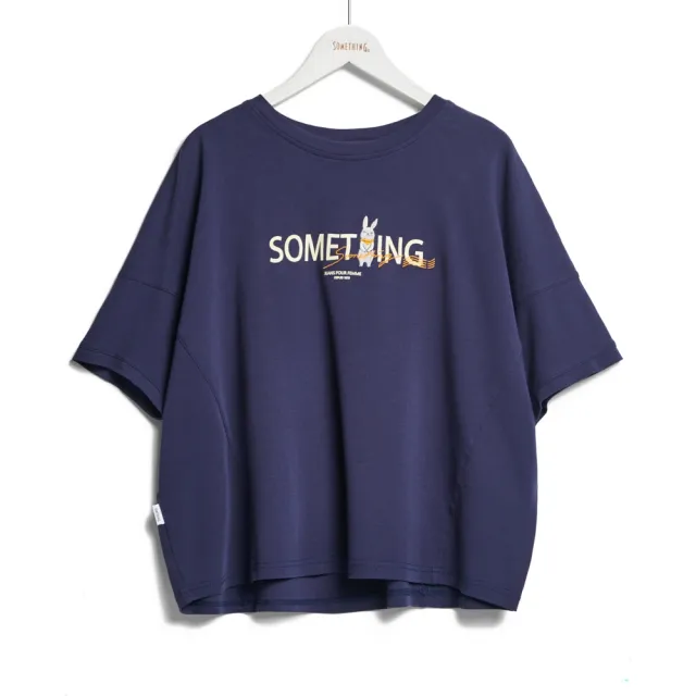 【SOMETHING】女裝 郵戳兔寬短版短袖T恤(丈青色)