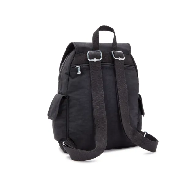 【KIPLING】『猴子包』曜岩黑品牌經典圓標拉鍊掀蓋後背包-CITY PACK S