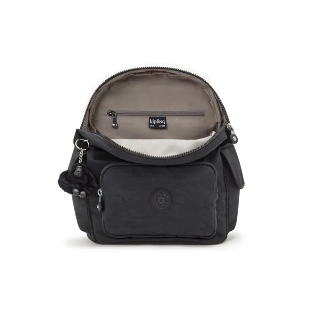【KIPLING】『猴子包』曜岩黑品牌經典圓標拉鍊掀蓋後背包-CITY PACK S 女包