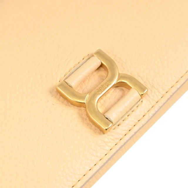 【Chloe’ 蔻依】Marcie 新版金屬LOGO小牛皮翻蓋扣式零錢長夾(柔黃)