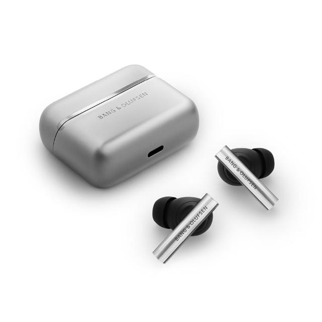 B&O Beo Grace 是一款高價效比的藍芽耳機，採用藍芽5.3技術，支援防潑水功能，適合日常使用與電競遊戲。入耳式設計，配備釹磁鐵與鈦金屬驅動器，提供清晰音質與舒適佩戴體驗。充電盒為TYPE-C介面，重量輕巧，顏色為天然鋁，風格純色，並具備三年保固與NCC認證，適用於多種作業系統。